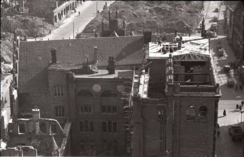 ARH NL Koberg 595, Blick von der Marktkirche auf das beschädigte Rathaus, Hannover, 1947