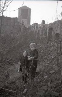 ARH NL Koberg 608, Kinder in den Trümmern im Hintergrund der Beginenturm, Hannover, 1946