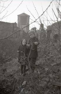 ARH NL Koberg 609, Kinder in den Trümmern im Hintergrund der Beginenturm, Hannover, 1946