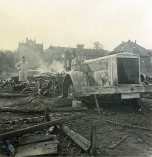 ARH BA 23385, Zerstörtes Fahrzeug nach einem Luftangriff (vom 19.08.1940?) nahe der Hermann-Löns-Schule, Langenhagen, 1940