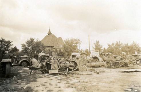 ARH BA 23388, Zerstörte Fahrzeuge nach einem Luftangriff (vom 19.08.1940?) nahe der Hermann-Löns-Schule, Langenhagen, 1940