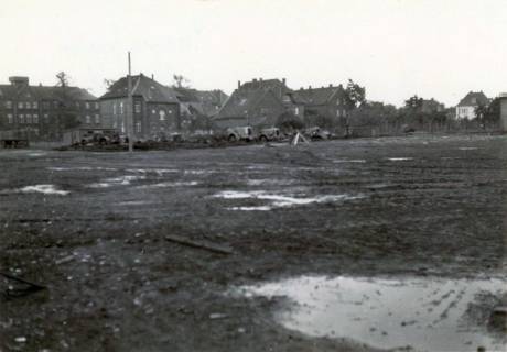ARH BA 23389, Zerstörte Fahrzeuge nach einem Luftangriff (vom 19.08.1940?) nahe der Hermann-Löns-Schule, Langenhagen, 1940