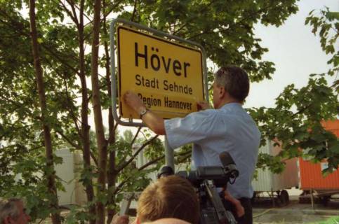 ARH BA 2805, LR Arndt stellt den Schriftzug "Region Hannover" auf Ortsschildern vor, 2001