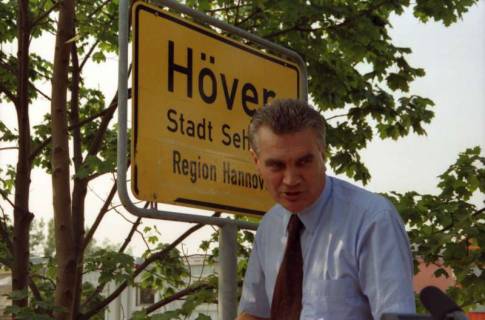 ARH BA 2811, LR Arndt stellt den Schriftzug "Region Hannover" auf Ortsschildern vor, 2001