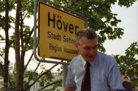 ARH BA 2812, LR Arndt stellt den Schriftzug "Region Hannover" auf Ortsschildern vor, 2001