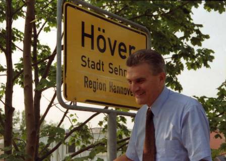ARH BA 2813, LR Arndt stellt den Schriftzug "Region Hannover" auf Ortsschildern vor, 2001