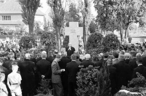 ARH NL Dierssen 0119/0015, Einweihung Ehrenmal Friedhof, 1948