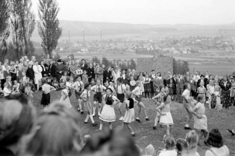ARH NL Dierssen 0128/0022, Herbstfest der Mittelschule an der Deisterpforte, 1948