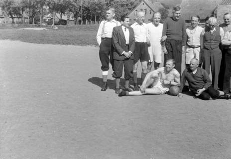 ARH NL Dierssen 0170/0020, Forstarbeiter spielen Fußball, 1949