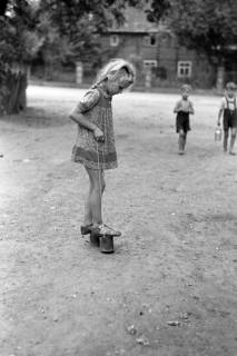 ARH NL Dierssen 0194/0004, Kind auf Stelzen, 1949