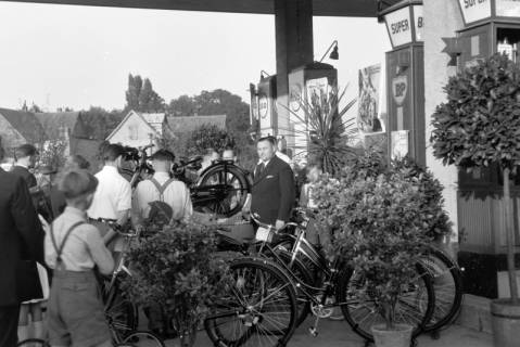 ARH NL Dierssen 0199/0020, Fahrrad-Ausstellung Blume, 1949