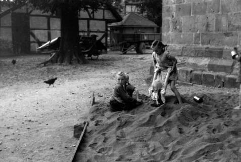 ARH NL Dierssen 0205/0021, Kinder spielen im Sand, 1949
