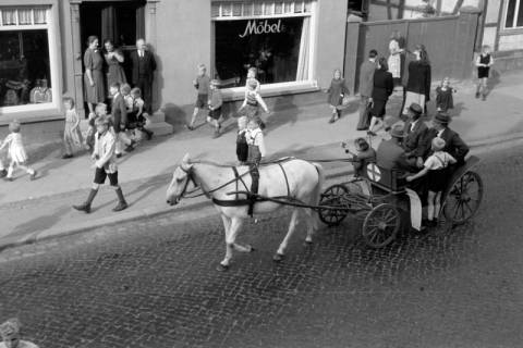 ARH NL Dierssen 0208/0018, Tag des Roten Kreuzes (Umzug und Reiten), 1949