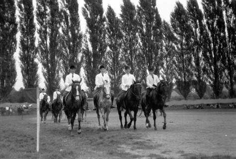 ARH NL Dierssen 0208/0022, Tag des Roten Kreuzes (Umzug und Reiten), 1949