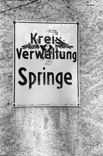 ARH NL Dierssen 1007/0008, Schild Kreisverwaltung Springe mit Hakenkreuz, 1950