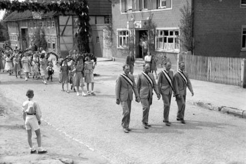 ARH NL Dierssen 1043/0007, Kinderumzug auf dem Sängerfest, Gestorf, 1950