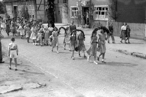 ARH NL Dierssen 1043/0008, Kinderumzug auf dem Sängerfest, Gestorf, 1950