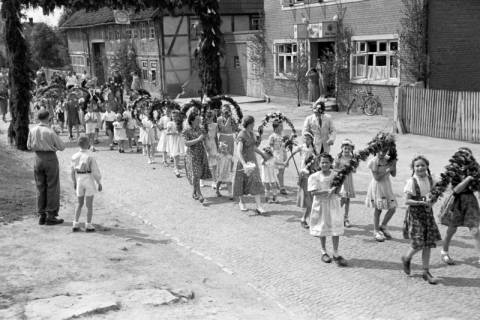 ARH NL Dierssen 1043/0010, Kinderumzug auf dem Sängerfest, Gestorf, 1950