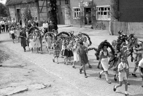 ARH NL Dierssen 1043/0013, Kinderumzug auf dem Sängerfest, Gestorf, 1950