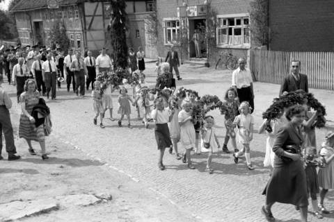 ARH NL Dierssen 1043/0015, Kinderumzug auf dem Sängerfest, Gestorf, 1950