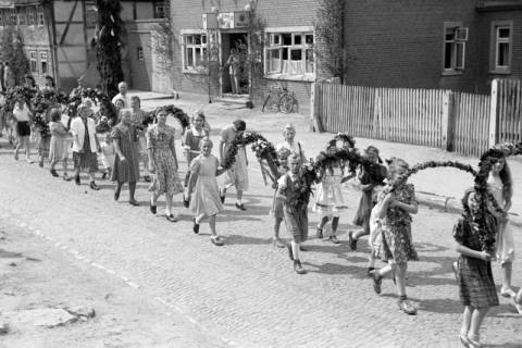 ARH NL Dierssen 1043/0017, Kinderumzug auf dem Sängerfest, Gestorf, 1950