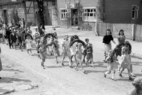 ARH NL Dierssen 1043/0020, Kinderumzug auf dem Sängerfest, Gestorf, 1950