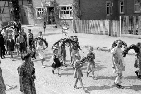 ARH NL Dierssen 1043/0021, Kinderumzug auf dem Sängerfest, Gestorf, 1950