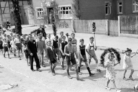 ARH NL Dierssen 1043/0022, Kinderumzug auf dem Sängerfest, Gestorf, 1950