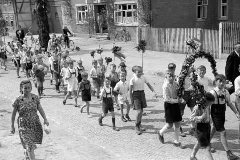 ARH NL Dierssen 1043/0023, Kinderumzug auf dem Sängerfest, Gestorf, 1950