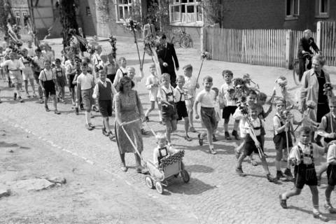 ARH NL Dierssen 1043/0025, Kinderumzug auf dem Sängerfest, Gestorf, 1950