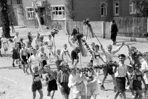 ARH NL Dierssen 1043/0027, Kinderumzug auf dem Sängerfest, Gestorf, 1950