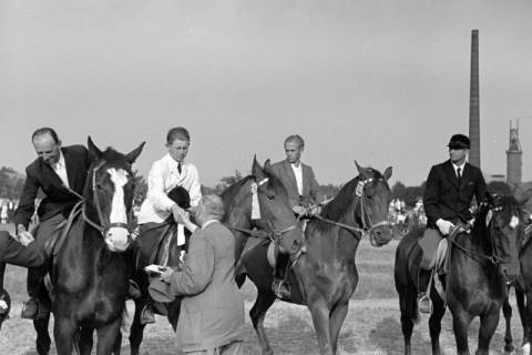 ARH NL Dierssen 1051/0008, Siegerehrung auf einem Reitturnier, Springe, 1950