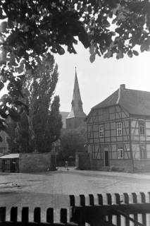 ARH NL Dierssen 1073/0005, Blick über den Domänenhof zur Kirche, Springe, 1950