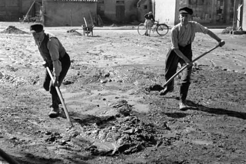 ARH NL Dierssen 1183/0009, Schlammbeseitigung nach Unwetter, Völksen, 1952