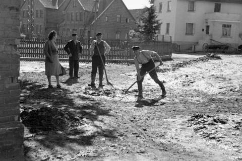 ARH NL Dierssen 1183/0010, Schlammbeseitigung nach Unwetter, Völksen, 1952