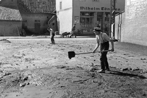 ARH NL Dierssen 1183/0011, Schlammbeseitigung nach Unwetter, Völksen, 1952