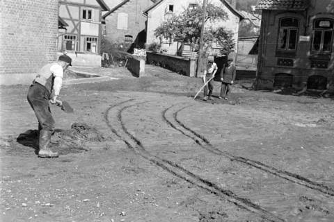 ARH NL Dierssen 1183/0013, Schlammbeseitigung nach Unwetter, Völksen, 1952