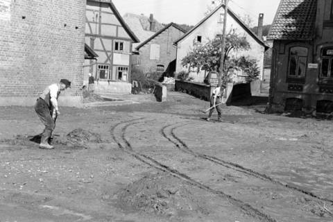 ARH NL Dierssen 1183/0014, Schlammbeseitigung nach Unwetter, Völksen, 1952