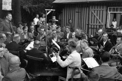 ARH NL Dierssen 1204/0008, Musikgruppe bei dem Jubiläum der Wandergruppe Condor, Hamelspringe, 1952