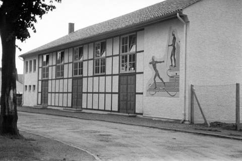ARH NL Dierssen 1204/0016, Außenansicht auf eine Turnhalle, Springe, 1952