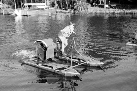 ARH NL Dierssen 1205/0001, Hermsdorfer Junge mit einem Wasserrad auf dem Steinhuder Meer, Steinhude, 1952
