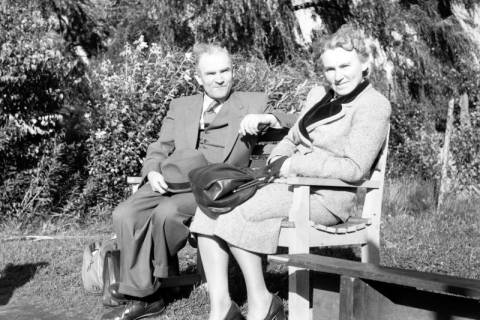 ARH NL Dierssen 1205/0007, Mutter von Dierssen und Hermsdorfer auf einer Bank sitzend, Steinhude, 1952