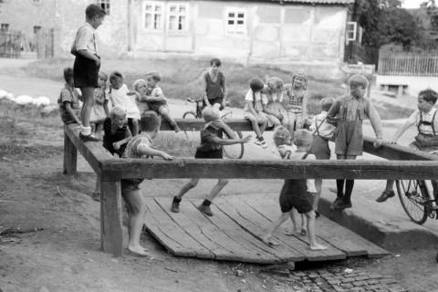 ARH NL Dierssen 1206/0018, Spielende Kinder im Ring, Eldagsen, 1952