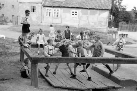 ARH NL Dierssen 1206/0019, Spielende Kinder im Ring, Eldagsen, 1952