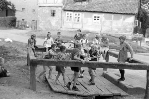 ARH NL Dierssen 1206/0020, Spielende Kinder im Ring, Eldagsen, 1952
