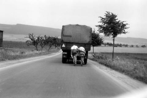 ARH NL Dierssen 1206/0023, Radfahrer hinter LKW, Altenhagen I, 1952
