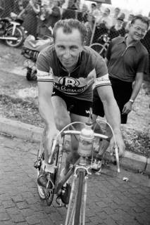 ARH NL Dierssen 1207/0004, Radsportler bei der "Deutschlandfahrt": Ziel der 2. Etappe, Hannover, 1952
