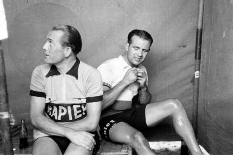 ARH NL Dierssen 1207/0006, Radsportler bei der "Deutschlandfahrt": Ziel der 2. Etappe, Hannover, 1952