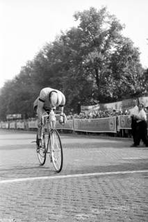 ARH NL Dierssen 1207/0007, Radsportler bei der "Deutschlandfahrt": Ziel der 2. Etappe, Hannover, 1952