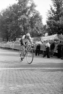 ARH NL Dierssen 1207/0008, Radsportler bei der "Deutschlandfahrt": Ziel der 2. Etappe, Hannover, 1952